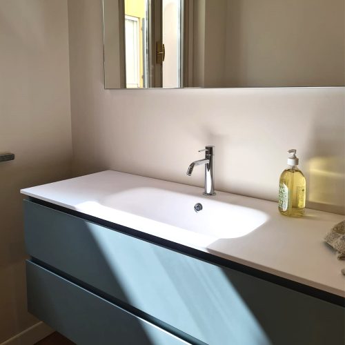 progetto-realizzazione-mobile-bagno-con-lavabo-integrato-specchio-rettangolare