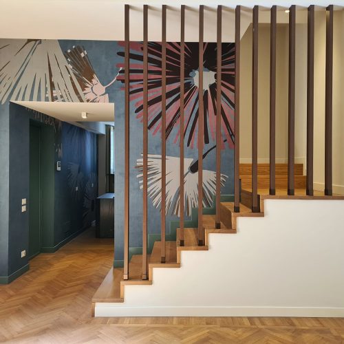 progetto-scala-carta-da-parati-e-pali-parquet-spina-di-pesce