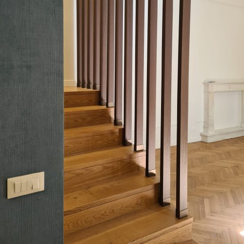 progetto-scala-carta-da-parati-e-pali-parquet-spina-di-pesce2